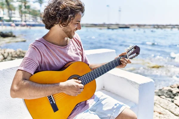 Ung Latinamerikan Man Spelar Klassisk Gitarr Sitter Bänken Stranden — Stockfoto