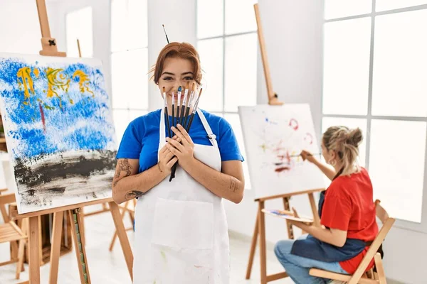 Duas Mulheres Estudante Artista Sorrindo Pintura Feliz Escola Arte Menina — Fotografia de Stock