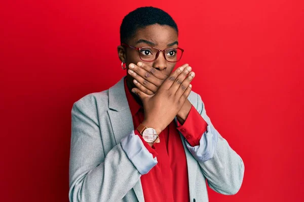 Fiatal Afro Amerikai Üzleti Kabátot Szemüveget Viselt Véletlenül Eltakarta Száját — Stock Fotó