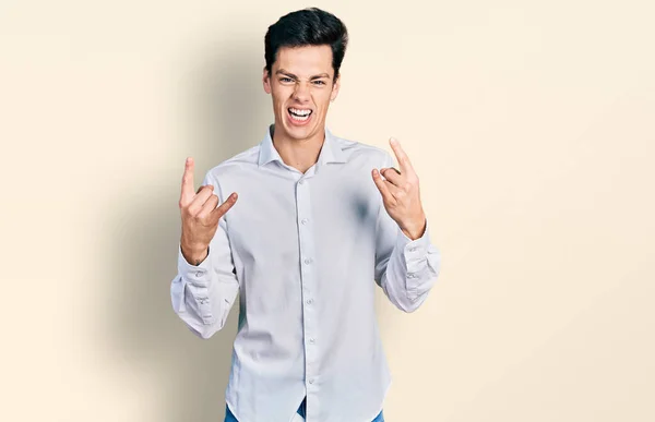 Jovem Homem Negócios Hispânico Vestindo Roupas Negócios Gritando Com Expressão — Fotografia de Stock