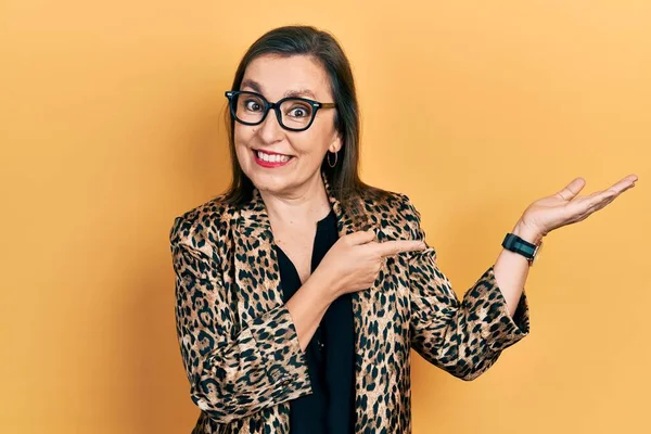 Mujer Hispana Mediana Edad Vistiendo Ropa Negocios Gafas Asombrada Sonriendo — Foto de Stock