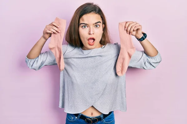 Joven Chica Caucásica Sosteniendo Calcetines Asustado Sorprendido Con Sorpresa Expresión — Foto de Stock