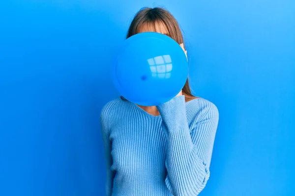 Mulher Branca Soprando Balão Sobre Fundo Azul — Fotografia de Stock