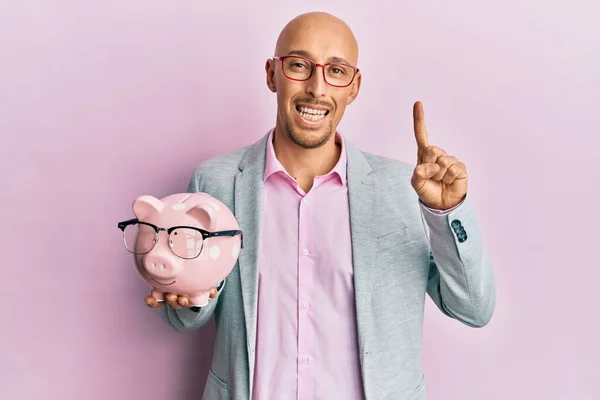 Uomo Calvo Con Barba Che Tiene Salvadanaio Con Gli Occhiali — Foto Stock