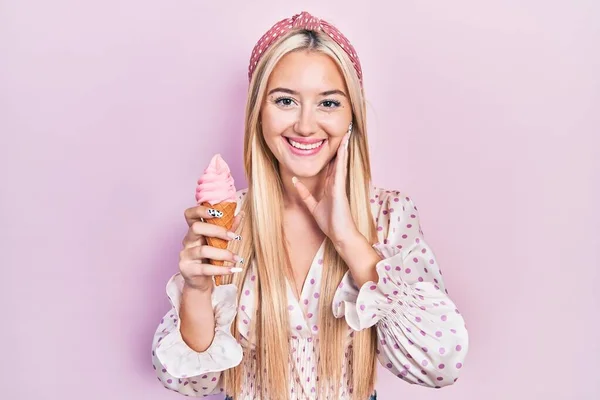 Ung Blond Flicka Som Håller Glass Leende Med Ett Glatt — Stockfoto