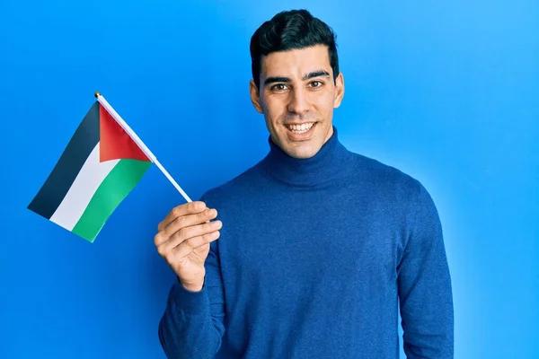 Snygg Latinamerikansk Man Håller Jordanien Flagga Ser Positiv Och Glad — Stockfoto