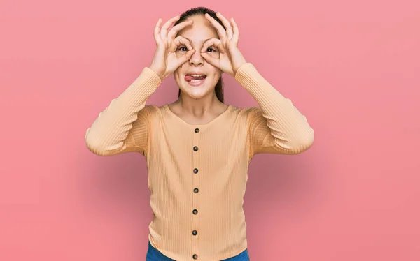 Krásná Brunetka Neformálním Svetru Dělá Pořádku Gesto Jako Dalekohled Vyčnívající — Stock fotografie