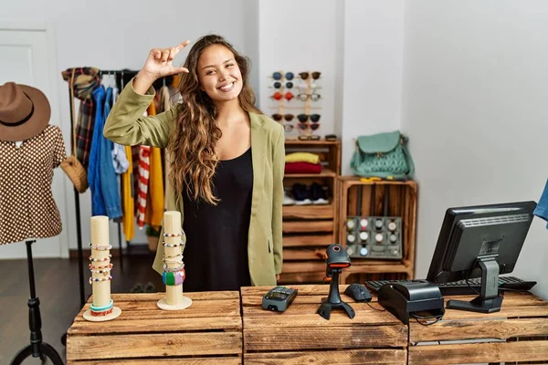 Hermosa Mujer Hispana Que Trabaja Tienda Moda Sonriendo Confiado Gesto —  Fotos de Stock