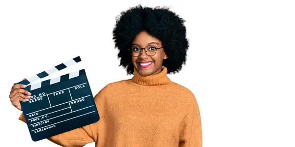 Jovem Afro Americana Segurando Vídeo Filme Clapboard Olhando Positivo Feliz — Fotografia de Stock