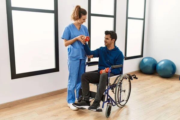 Junger Behinderter Mann Sitzt Rollstuhl Und Macht Mobilitätstraining Mit Hanteln — Stockfoto