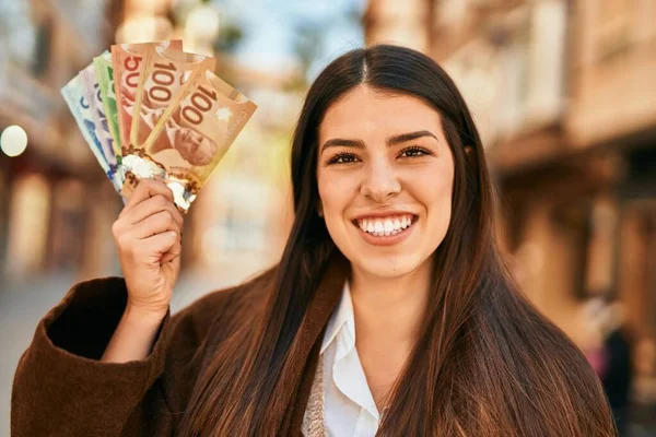 Wanita Muda Hispanik Tersenyum Bahagia Memegang Dolar Kanada Kota — Stok Foto