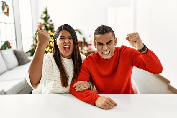 Jong Latijns Echtpaar Zit Tafel Door Kerstboom Boos Gek Razende — Stockfoto
