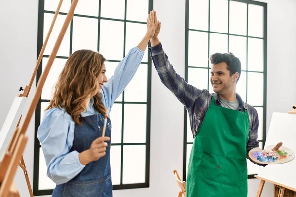 Due Studenti Ispanici Sorridenti Felici Cinque Scuola Arte — Foto Stock