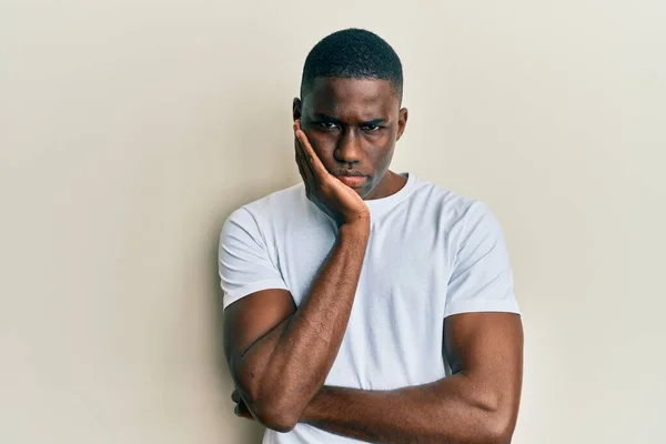 Ung Afrikansk Amerikan Man Bär Casual Vit Shirt Tänker Ser — Stockfoto