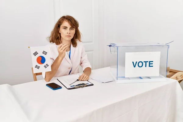 Красивая Кавказская Женщина Выборах Политическую Кампанию Держа Южную Корею Флаг — стоковое фото
