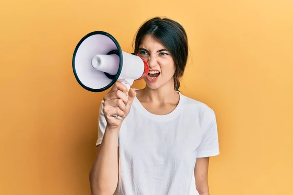 Jonge Vrouw Met Megafoon Gele Achtergrond Schreeuwen Door Een Grote — Stockfoto