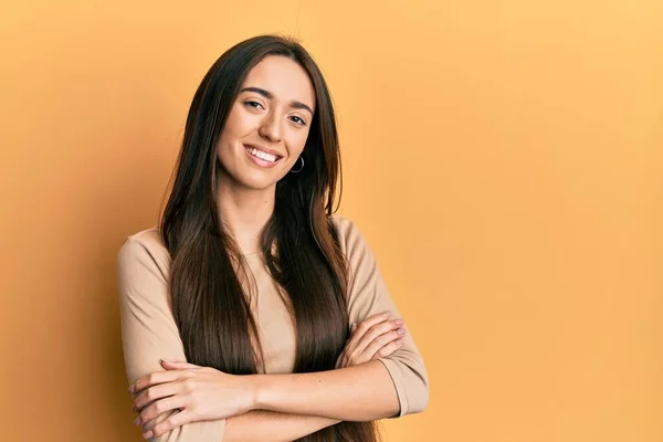 Menina Hispânica Jovem Vestindo Roupas Casuais Rosto Feliz Sorrindo Com — Fotografia de Stock