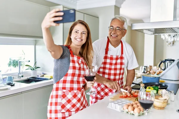 Medelåldern Hispanic Par Ler Glad Matlagning Och Göra Selfie Smartphone — Stockfoto