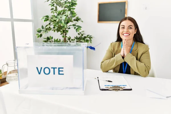 Jovem Morena Sentada Mesa Das Eleições Com Votação Orando Com — Fotografia de Stock