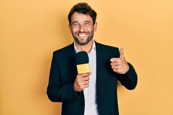 Schöner Mann Mit Bart Reportermikrofon Der Hand Glücklich Und Positiv — Stockfoto