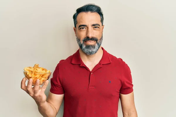 Mann Mittleren Alters Mit Bart Und Grauen Haaren Kartoffelchips Der — Stockfoto