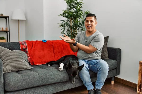 Junger Lateinischer Mann Und Hund Sitzt Hause Auf Dem Sofa — Stockfoto