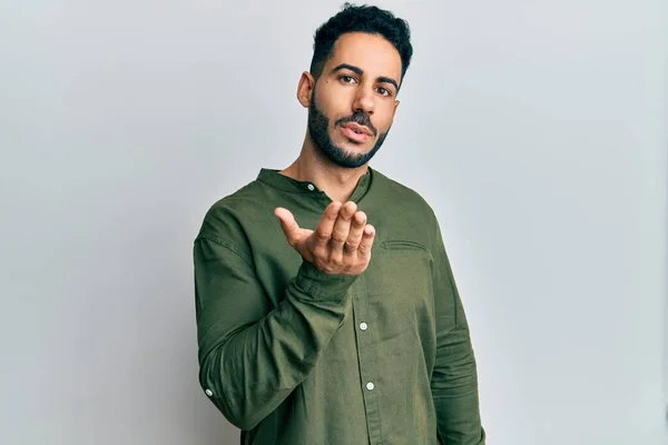 Jonge Spaanse Man Casual Kleren Die Naar Camera Kijkt Een — Stockfoto