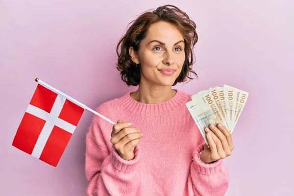 Junge Brünette Frau Mit Norwegen Fahne Und Krone Banknoten Lächelt — Stockfoto