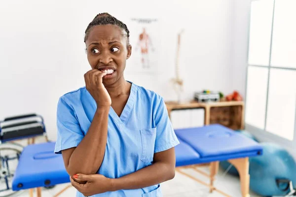 Černá Žena Copánky Pracuje Klinice Pro Zotavení Bolesti Vypadá Vystresovaně — Stock fotografie