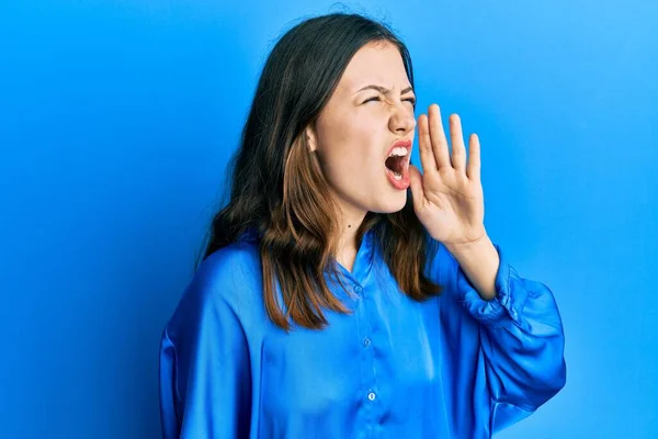 Jeune Femme Brune Vêtue Une Chemise Bleue Décontractée Criant Criant — Photo