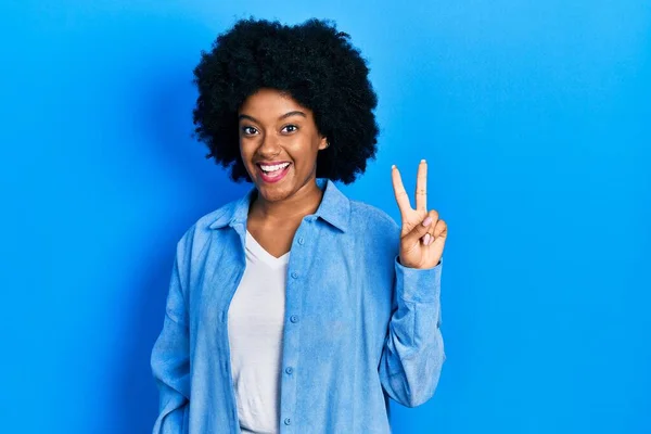 Genç Afro Amerikan Kadın Günlük Kıyafetler Giyip Kameraya Gülümseyen Parmaklarıyla — Stok fotoğraf