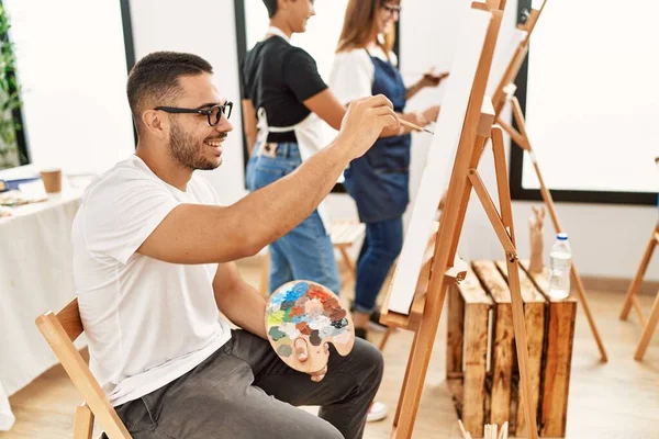 Young Man Smiling Happy Drawing Group People Art Studio — Stock Photo, Image