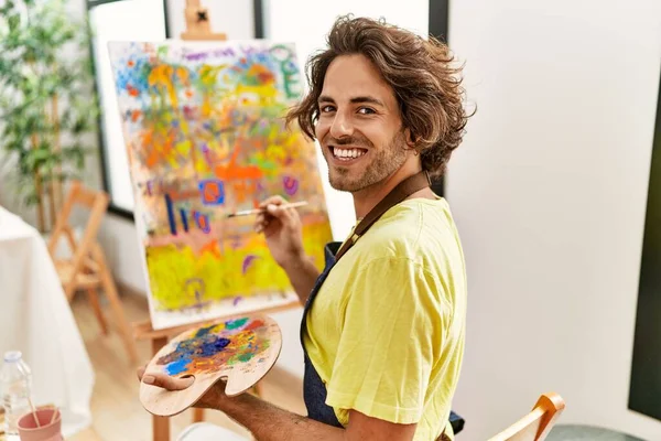 年轻的他惊慌失措的艺术家在艺术工作室开心地微笑着 — 图库照片