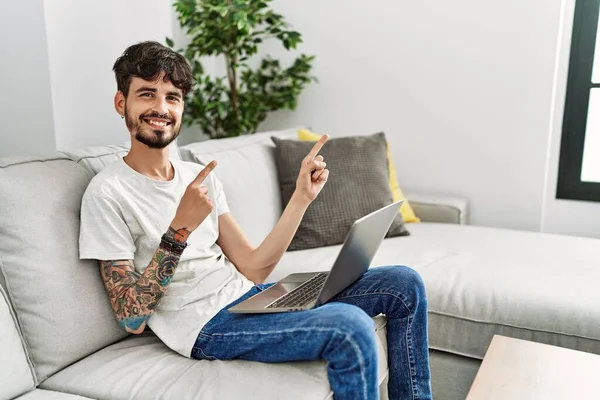 Homem Hispânico Com Barba Sentada Sofá Sorrindo Olhando Para Câmera — Fotografia de Stock