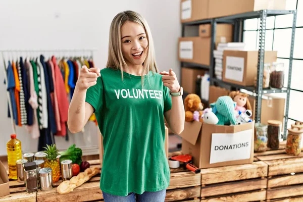 Mulher Jovem Asiática Vestindo Shirt Voluntária Doações Ficar Apontando Dedos — Fotografia de Stock