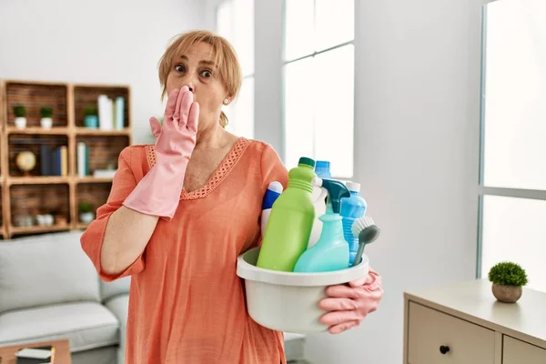 Mulher Loira Meia Idade Segurando Produtos Limpeza Limpeza Casa Cobrindo — Fotografia de Stock