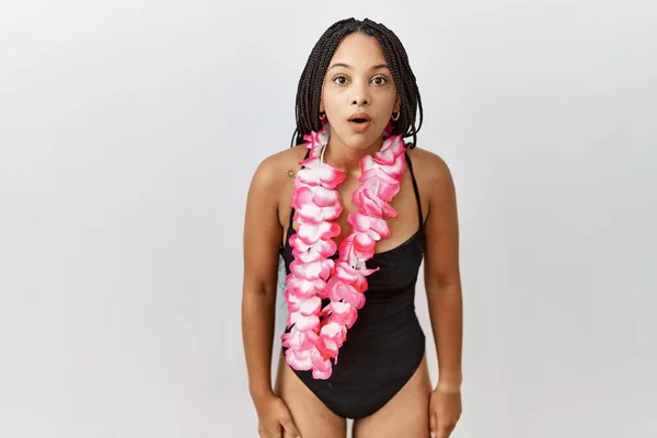 Młoda Afroamerykanka Stroju Kąpielowym Hawajskim Lei Przerażona Zszokowana Zaskakującą Ekspresją — Zdjęcie stockowe