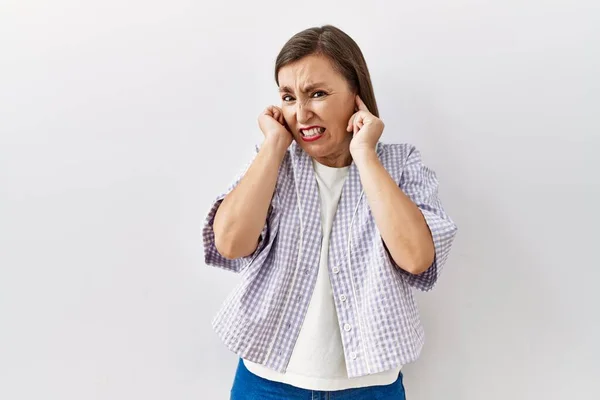 Bella Donna Ispanica Mezza Età Piedi Sfondo Isolato Faccia Shock — Foto Stock