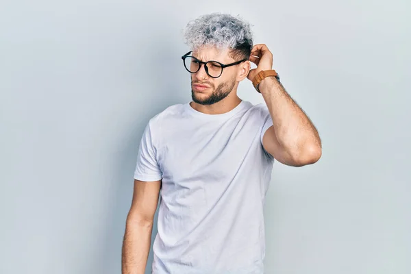 Jeune Homme Hispanique Aux Cheveux Teints Modernes Portant Shirt Blanc — Photo