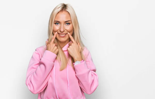 Jonge Blonde Vrouw Draagt Casual Sweatshirt Glimlachen Met Open Mond — Stockfoto