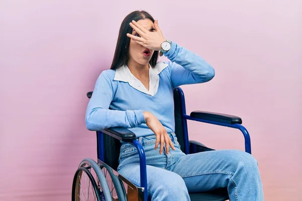 Красивая Женщина Голубыми Глазами Сидящая Инвалидной Коляске Подглядывая Шокирующие Закрывающие — стоковое фото