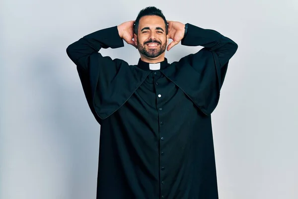 Bonito Homem Hispânico Com Barba Vestindo Roupão Padre Católico Relaxante — Fotografia de Stock