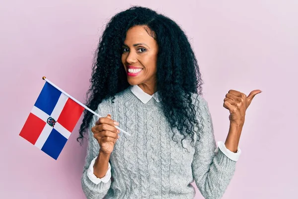 Středověk Africká Americká Žena Drží Dominikánskou Republiku Vlajka Ukazuje Palec — Stock fotografie