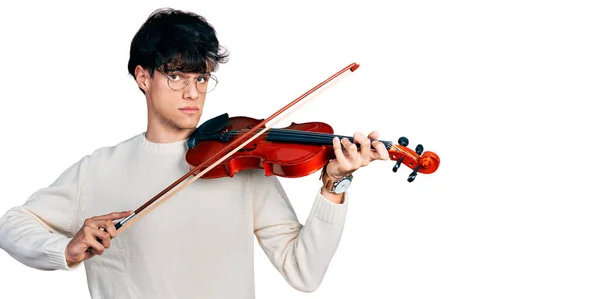 Guapo Hipster Joven Tocando Violín Relajado Con Expresión Seria Cara — Foto de Stock