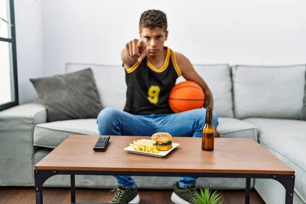 Pemuda Tampan Hispanik Memegang Bola Basket Bersorak Permainan Menunjuk Dengan — Stok Foto