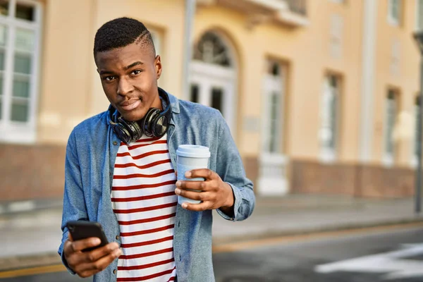 Giovane Uomo Afroamericano Che Utilizza Smartphone Bere Caffè Città — Foto Stock