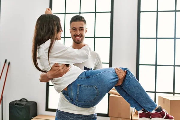 Jovem Hispânico Homem Segurando Mulher Braços Nova Casa — Fotografia de Stock