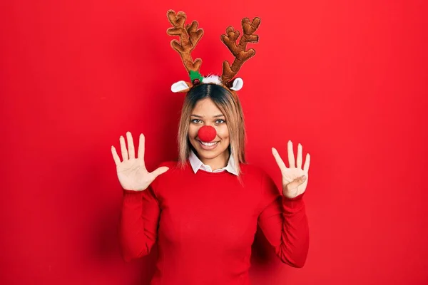 Hermosa Mujer Hispana Con Sombrero Navidad Ciervo Nariz Roja Mostrando —  Fotos de Stock