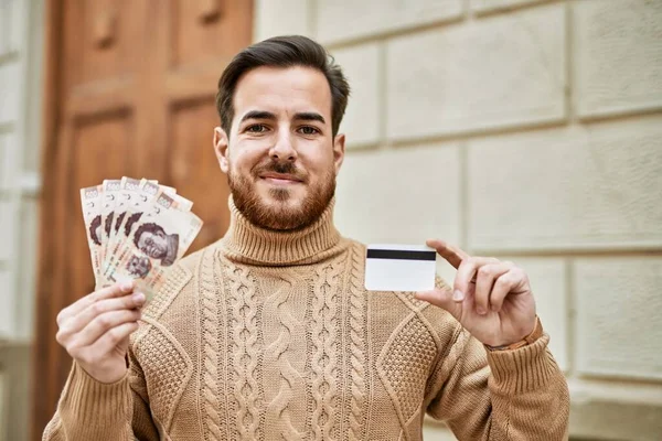 Młody Biały Mężczyzna Trzymający Meksykańskie Peso Banknoty Kartę Kredytową Mieście — Zdjęcie stockowe