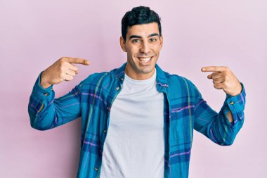 Yakışıklı, sıradan kıyafetler giyen, kendine güveni olan, kendini gururlu ve mutlu gösteren bir İspanyol.. 